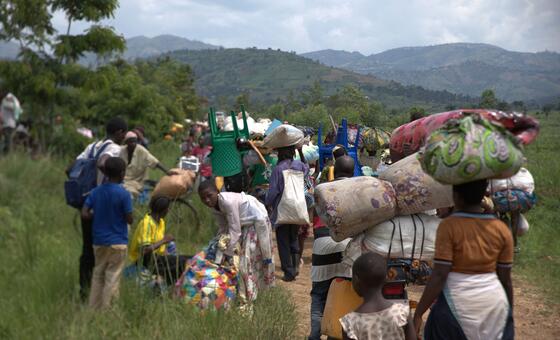 成千上万的刚果家庭逃离刚果民主共和国东部激烈的战斗